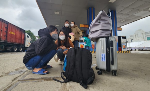 Hà Tĩnh: Người dân đón xe rời quê trong mưa lạnh