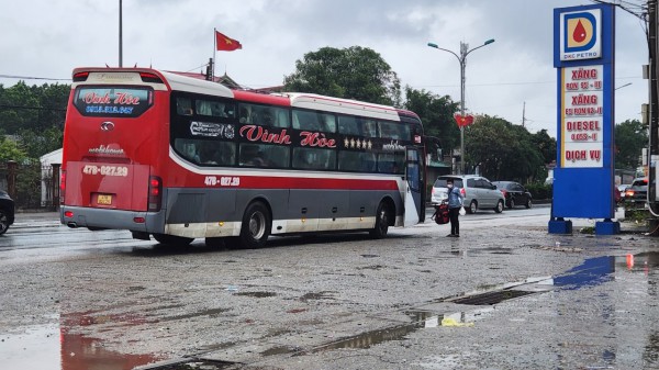 Hà Tĩnh: Người dân đón xe rời quê trong mưa lạnh