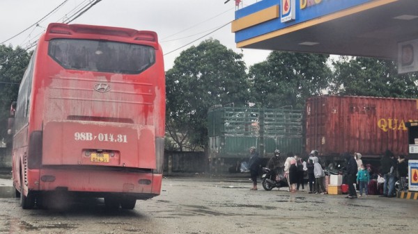 Hà Tĩnh: Người dân đón xe rời quê trong mưa lạnh