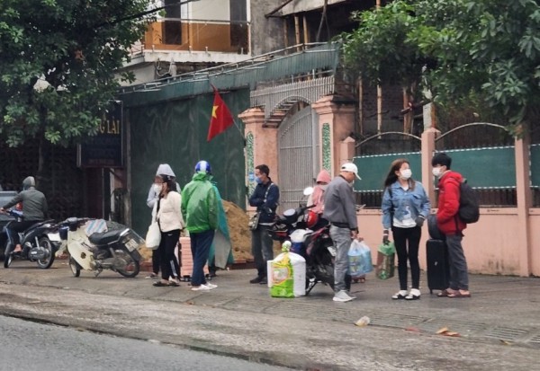 Hà Tĩnh: Người dân đón xe rời quê trong mưa lạnh