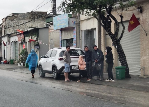Hà Tĩnh: Người dân đón xe rời quê trong mưa lạnh