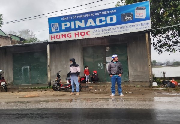 Hà Tĩnh: Người dân đón xe rời quê trong mưa lạnh