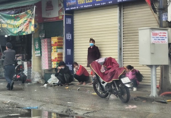 Hà Tĩnh: Người dân đón xe rời quê trong mưa lạnh