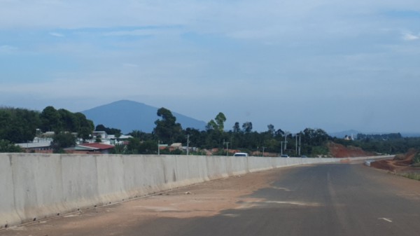 Hàng loạt ô tô, xe máy ‘đi lụi’ trên cao tốc Phan Thiết - Dầu Giây