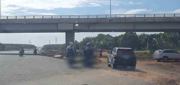 Hàng loạt ô tô, xe máy ‘đi lụi’ trên cao tốc Phan Thiết - Dầu Giây