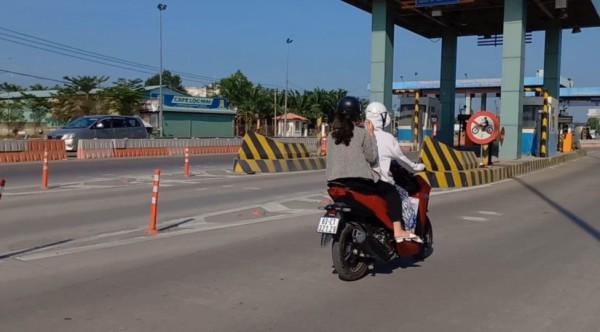 Hàng loạt xe máy lưu thông vào cao tốc TP.HCM - Trung Lương