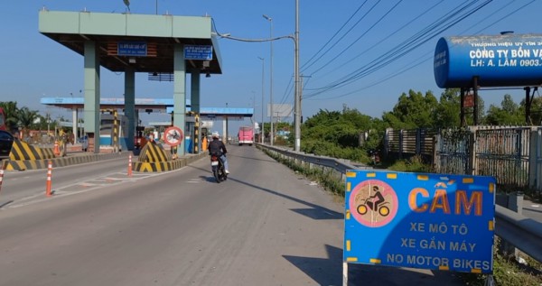 Hàng loạt xe máy lưu thông vào cao tốc TP.HCM - Trung Lương