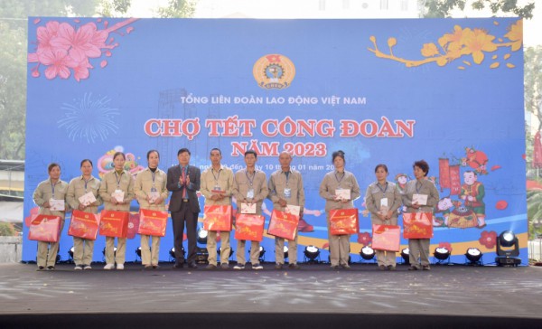 Hàng ngàn công nhân Thủ đô háo hức mua sắm tại “Chợ Tết Công đoàn” Hàng ngàn công nhân Thủ đô háo hức mua sắm tại “Chợ Tết Công đoàn”