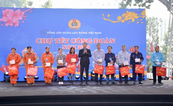 Hàng ngàn công nhân Thủ đô háo hức mua sắm tại “Chợ Tết Công đoàn” Hàng ngàn công nhân Thủ đô háo hức mua sắm tại “Chợ Tết Công đoàn”