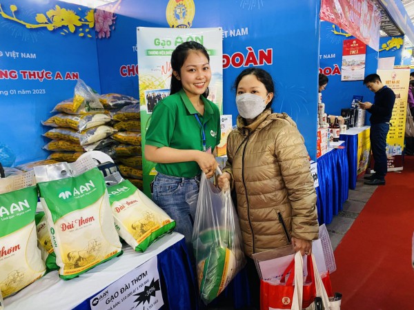 Hàng ngàn công nhân Thủ đô háo hức mua sắm tại “Chợ Tết Công đoàn” Hàng ngàn công nhân Thủ đô háo hức mua sắm tại “Chợ Tết Công đoàn”