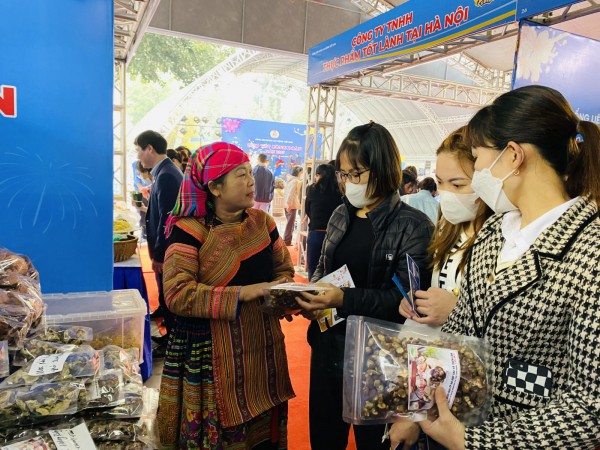 Hàng ngàn công nhân Thủ đô háo hức mua sắm tại “Chợ Tết Công đoàn” Hàng ngàn công nhân Thủ đô háo hức mua sắm tại “Chợ Tết Công đoàn”