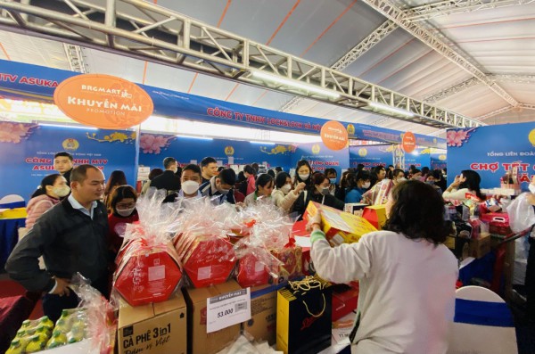 Hàng ngàn công nhân Thủ đô háo hức mua sắm tại “Chợ Tết Công đoàn” Hàng ngàn công nhân Thủ đô háo hức mua sắm tại “Chợ Tết Công đoàn”