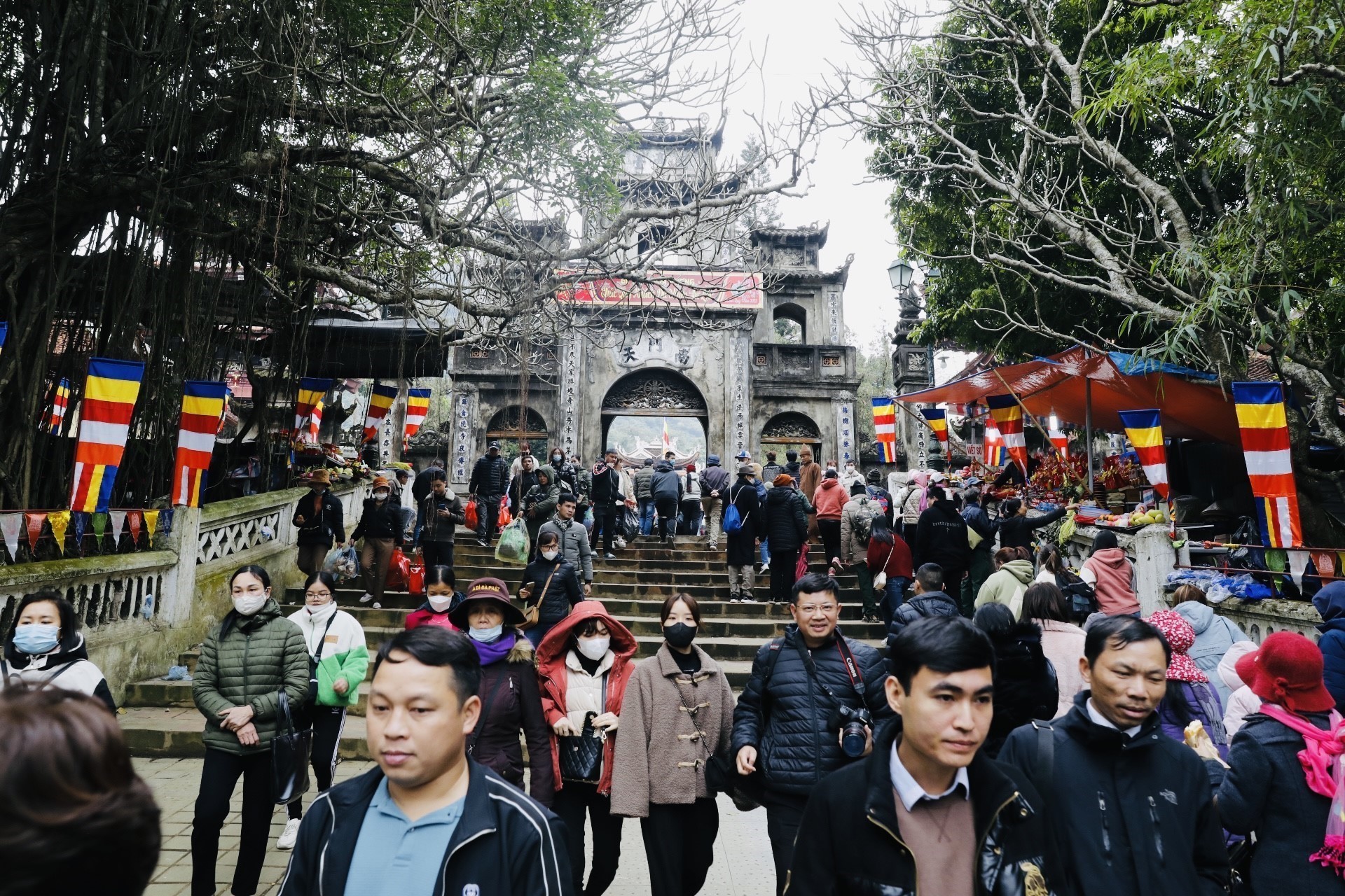 Hàng vạn du khách đến khai hội chùa Hương 2023