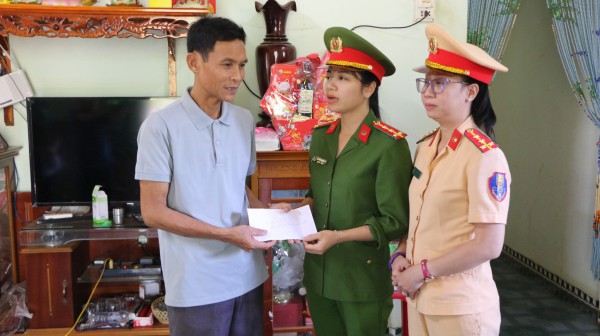 Hiệp hội PCCC và CNCH Việt Nam: Thăm, tặng quà các chiến sĩ hy sinh và bị thương trên đường đi làm nhiệm vụ