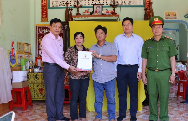 Hiệp hội PCCC và CNCH Việt Nam: Thăm, tặng quà các chiến sĩ hy sinh và bị thương trên đường đi làm nhiệm vụ