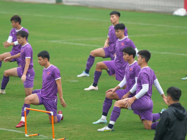 HLV Park Hang-seo ‘chọc ghẹo’ học trò, tuyển Việt Nam tập trên mặt sân mịn như nhung