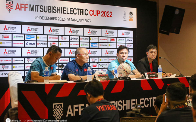 HLV Park Hang Seo và học trò tin ĐT Việt Nam đủ sức giành chiến thắng trên sân đối thủ