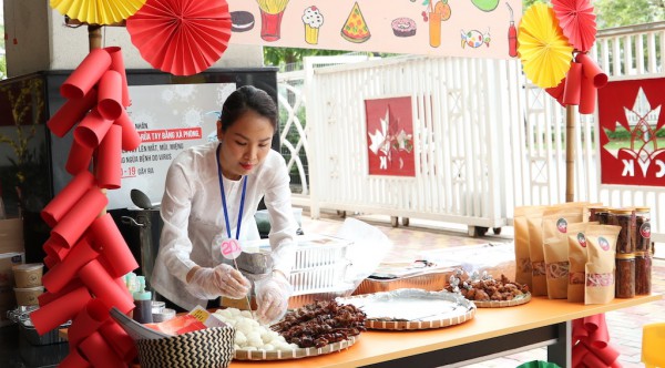 Học sinh nước ngoài đi chợ tết Việt, chơi tò he, nhảy sạp