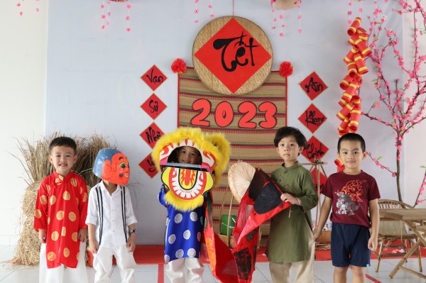 Học sinh nước ngoài đi chợ tết Việt, chơi tò he, nhảy sạp
