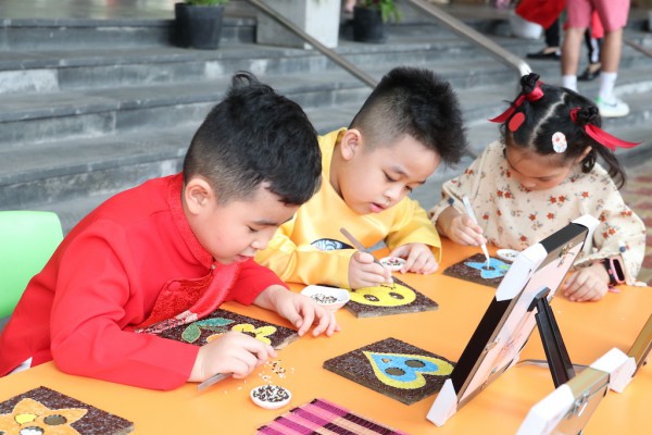 Học sinh nước ngoài đi chợ tết Việt, chơi tò he, nhảy sạp