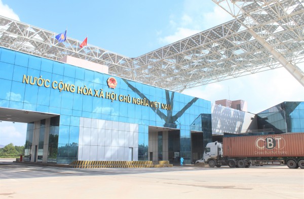 Hơn 3.600 người Trung Quốc xuất cảnh về nước qua cửa khẩu quốc tế Móng Cái
