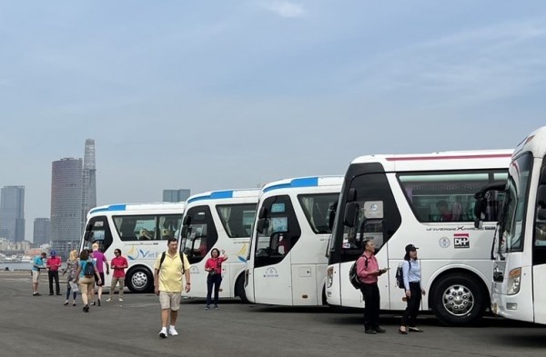 Hơn 400 khách tàu biển ghé TP.HCM đón năm mới