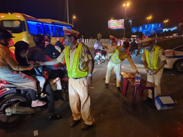 Kẹt xe kinh hoàng tại cầu Mỹ Thuận: CSGT phát nước cho người dân rời quê