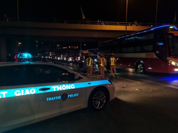 Kẹt xe kinh hoàng tại cầu Mỹ Thuận: CSGT phát nước cho người dân rời quê