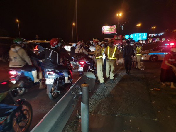 Kẹt xe kinh hoàng tại cầu Mỹ Thuận: CSGT phát nước cho người dân rời quê