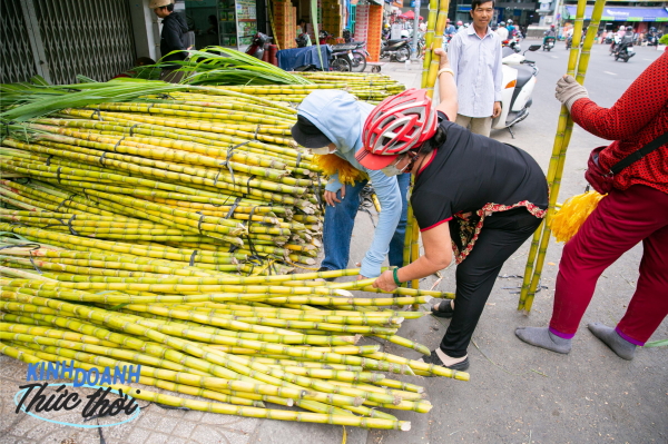Kiếm hàng chục triệu chưa đầy 24 giờ nhờ phong tục mua mía vàng cúng vía Trời ở Sài Gòn