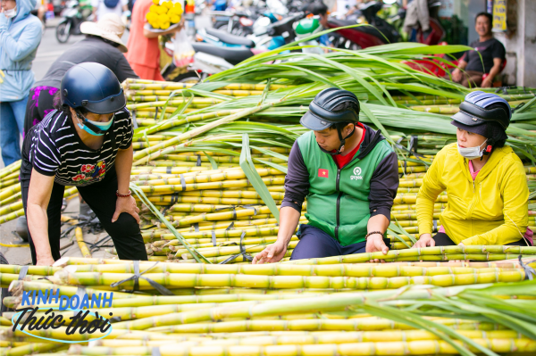 Kiếm hàng chục triệu chưa đầy 24 giờ nhờ phong tục mua mía vàng cúng vía Trời ở Sài Gòn