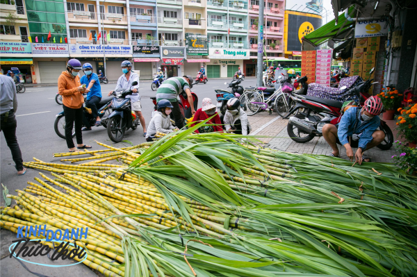 Kiếm hàng chục triệu chưa đầy 24 giờ nhờ phong tục mua mía vàng cúng vía Trời ở Sài Gòn
