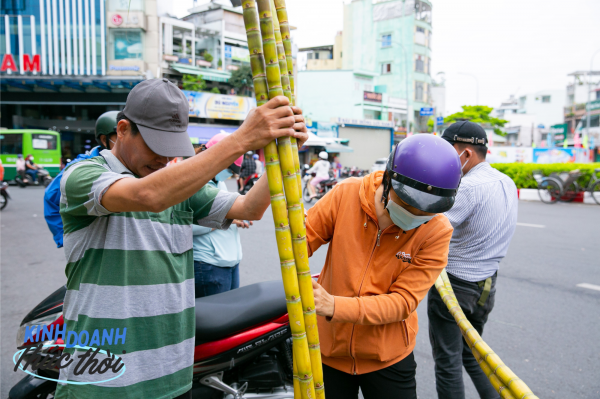 Kiếm hàng chục triệu chưa đầy 24 giờ nhờ phong tục mua mía vàng cúng vía Trời ở Sài Gòn