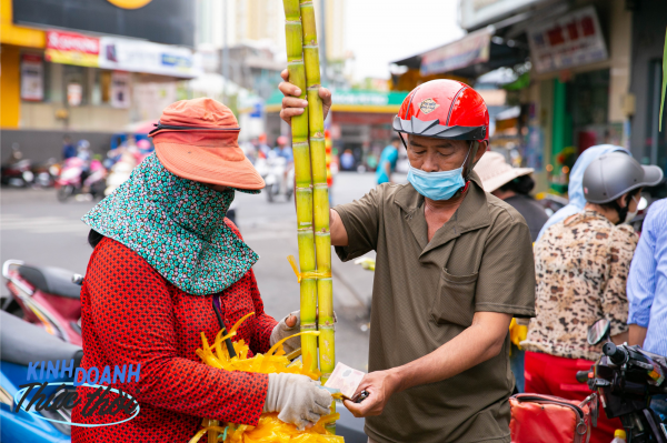 Kiếm hàng chục triệu chưa đầy 24 giờ nhờ phong tục mua mía vàng cúng vía Trời ở Sài Gòn