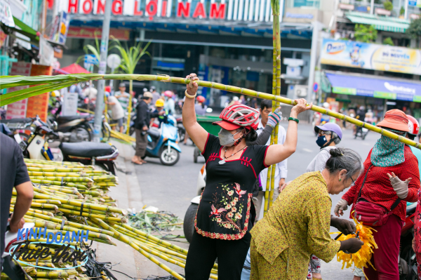 Kiếm hàng chục triệu chưa đầy 24 giờ nhờ phong tục mua mía vàng cúng vía Trời ở Sài Gòn