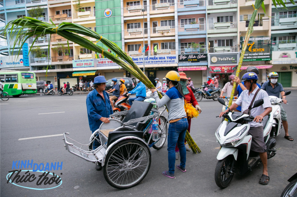 Kiếm hàng chục triệu chưa đầy 24 giờ nhờ phong tục mua mía vàng cúng vía Trời ở Sài Gòn
