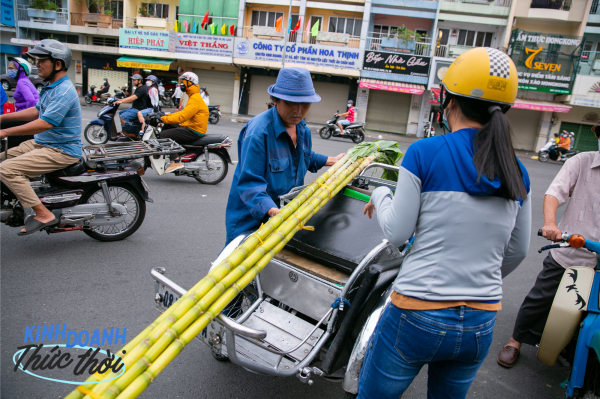 Kiếm hàng chục triệu chưa đầy 24 giờ nhờ phong tục mua mía vàng cúng vía Trời ở Sài Gòn