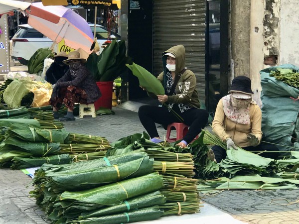 Lá dong, lạt giang... gói bánh về phố