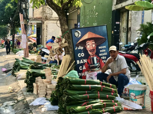 Lá dong, lạt giang... gói bánh về phố