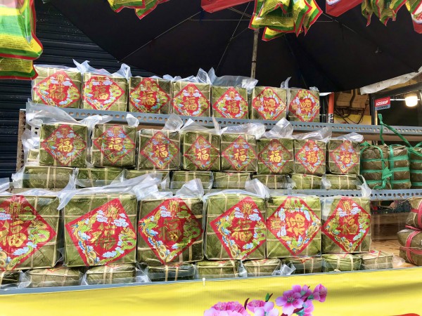 Lá dong, lạt giang... gói bánh về phố