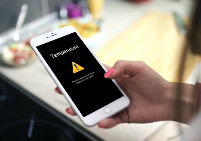 Làm cách nào để hạ nhiệt khi điện thoại bị nóng?