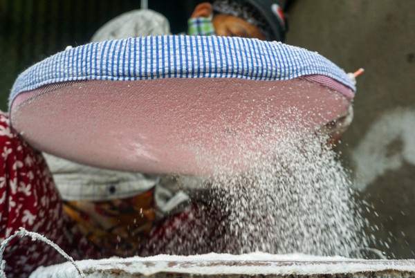 Làng bánh đặc sản Đà Nẵng "đỏ lửa" suốt ngày đêm vẫn không đủ bán Tết