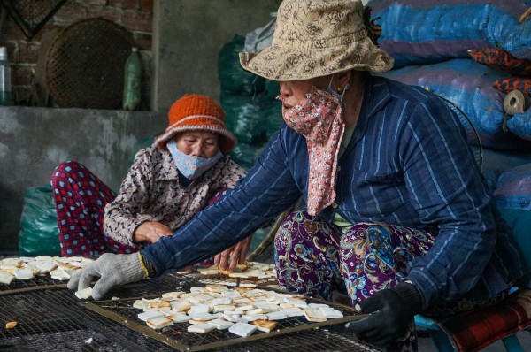 Làng bánh đặc sản Đà Nẵng "đỏ lửa" suốt ngày đêm vẫn không đủ bán Tết