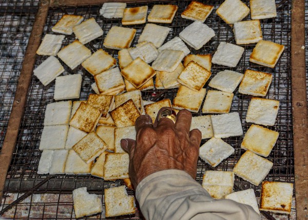 Làng bánh đặc sản Đà Nẵng "đỏ lửa" suốt ngày đêm vẫn không đủ bán Tết