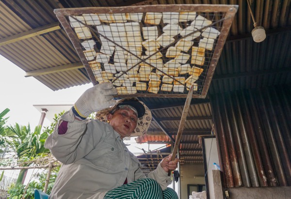 Làng bánh đặc sản Đà Nẵng "đỏ lửa" suốt ngày đêm vẫn không đủ bán Tết