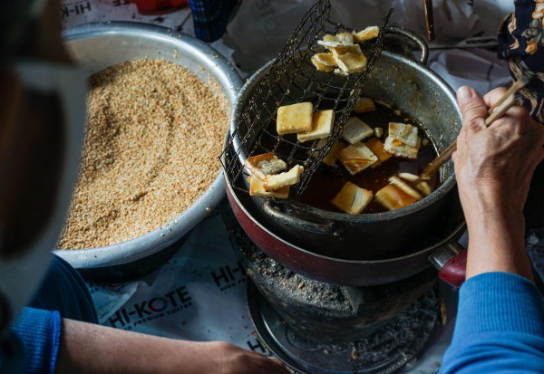 Làng bánh đặc sản Đà Nẵng "đỏ lửa" suốt ngày đêm vẫn không đủ bán Tết