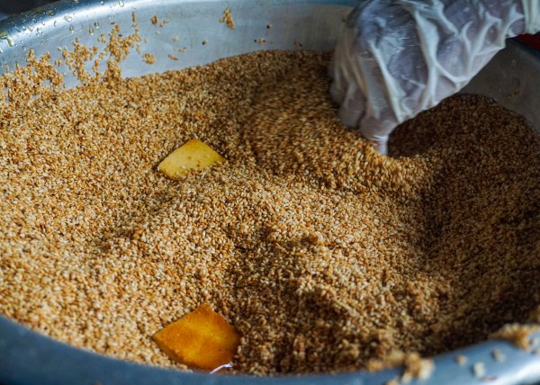 Làng bánh đặc sản Đà Nẵng "đỏ lửa" suốt ngày đêm vẫn không đủ bán Tết