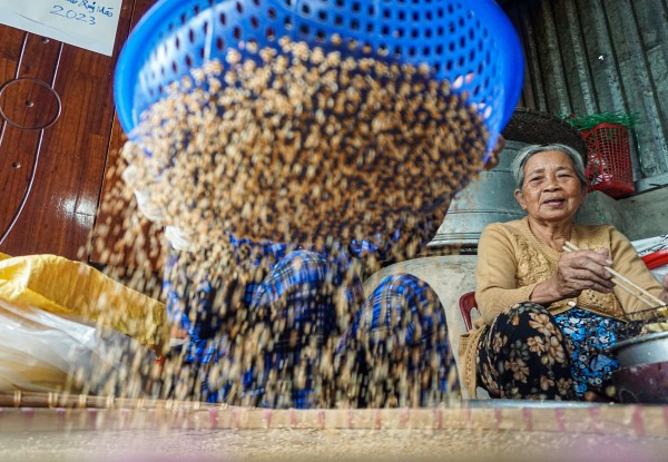 Làng bánh đặc sản Đà Nẵng "đỏ lửa" suốt ngày đêm vẫn không đủ bán Tết