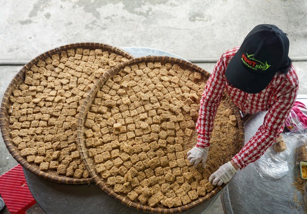 Làng bánh đặc sản Đà Nẵng "đỏ lửa" suốt ngày đêm vẫn không đủ bán Tết