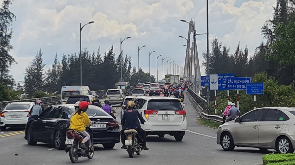Lượng xe tăng đột biến, cầu Rạch Miễu 